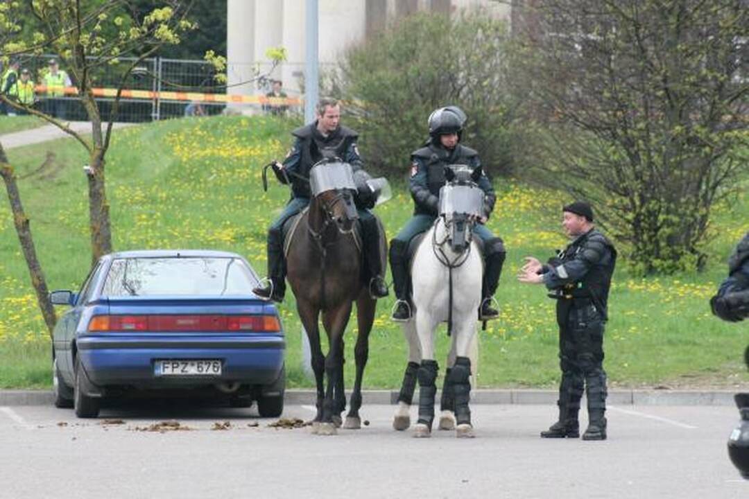 Po eitynių - riaušės. P.Gražulis ir K.Uoka išvesdinti jėga