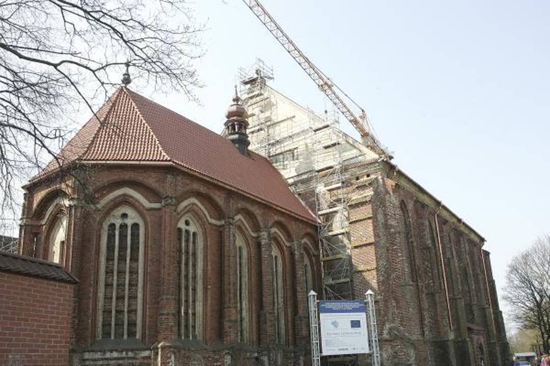 Šv.Jurgio Kankinio bažnyčia pasipuošė įspūdingu kryžiumi