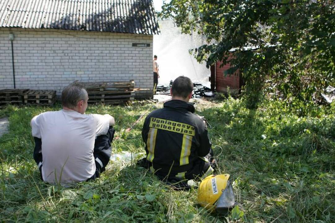 Netoliese Vilniaus centro degė gyvenamasis namas