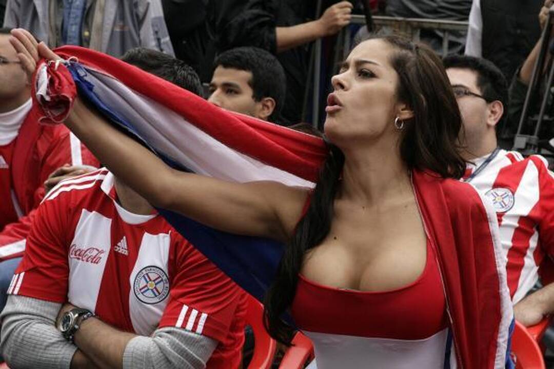 Larissos Riquelme nuoga padėka Paragvajaus futbolininkams ir sirgaliams