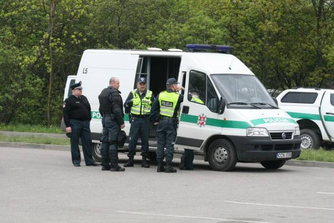 Po eitynių - riaušės. P.Gražulis ir K.Uoka išvesdinti jėga