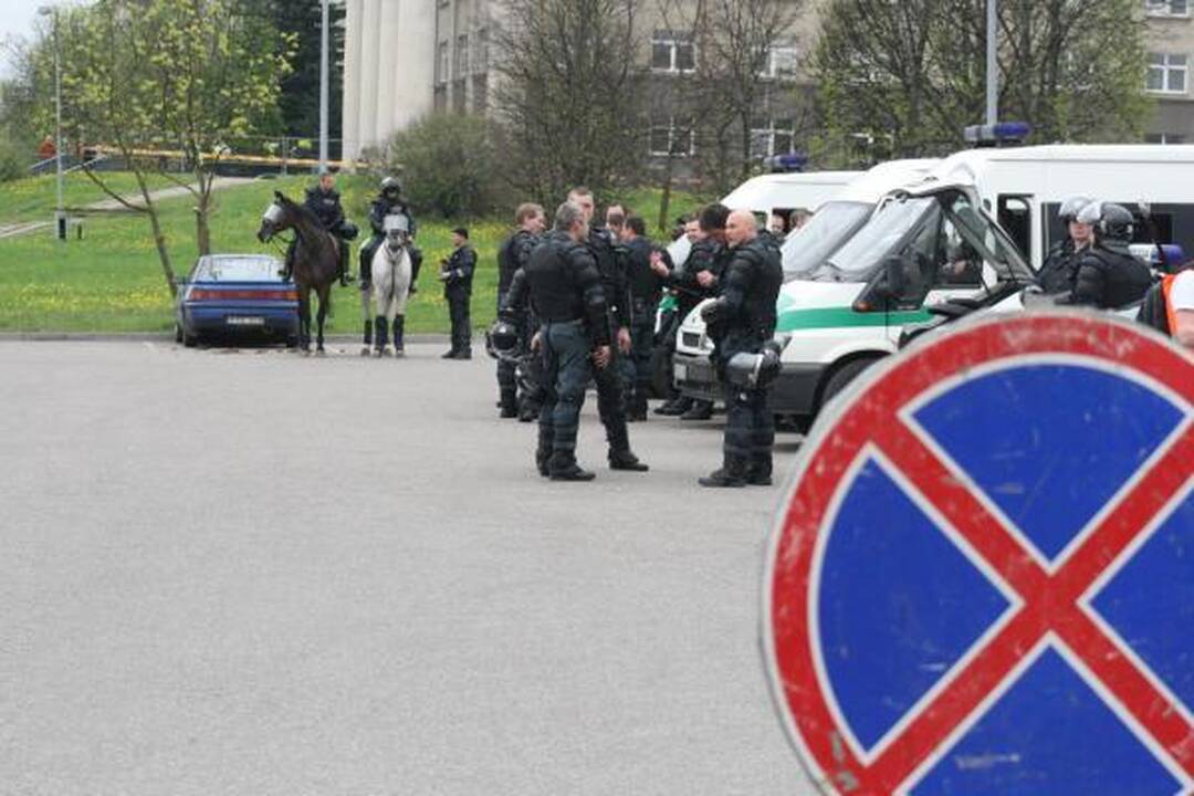 Po eitynių - riaušės. P.Gražulis ir K.Uoka išvesdinti jėga