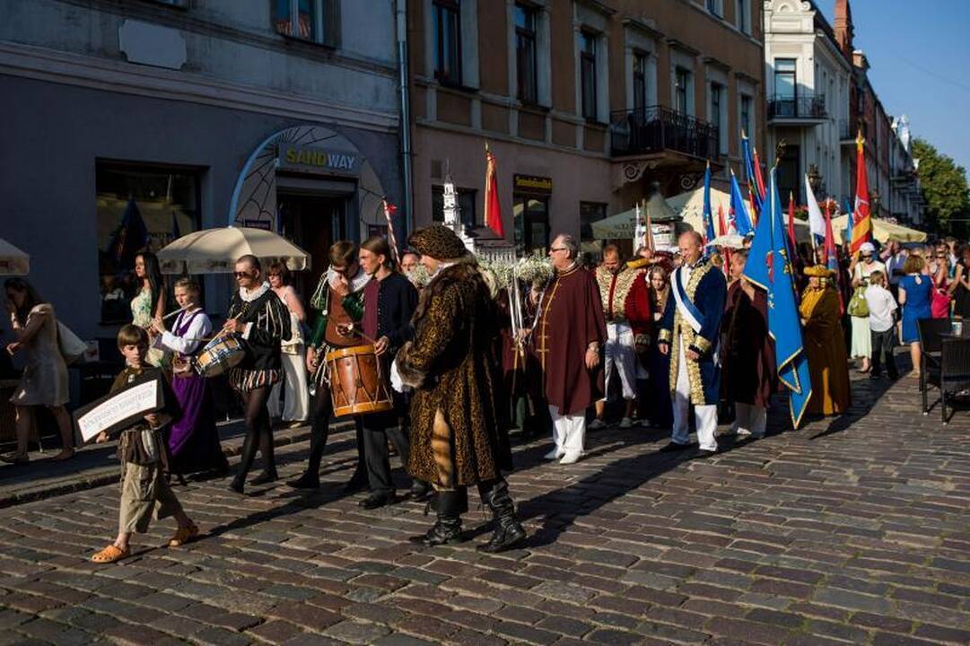 Rotušės 470-asis jubiliejus: patrankos šūviai ir puošnios damos