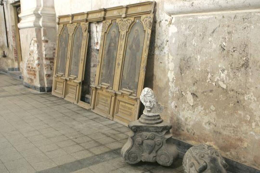 Šv.Jurgio Kankinio bažnyčia pasipuošė įspūdingu kryžiumi