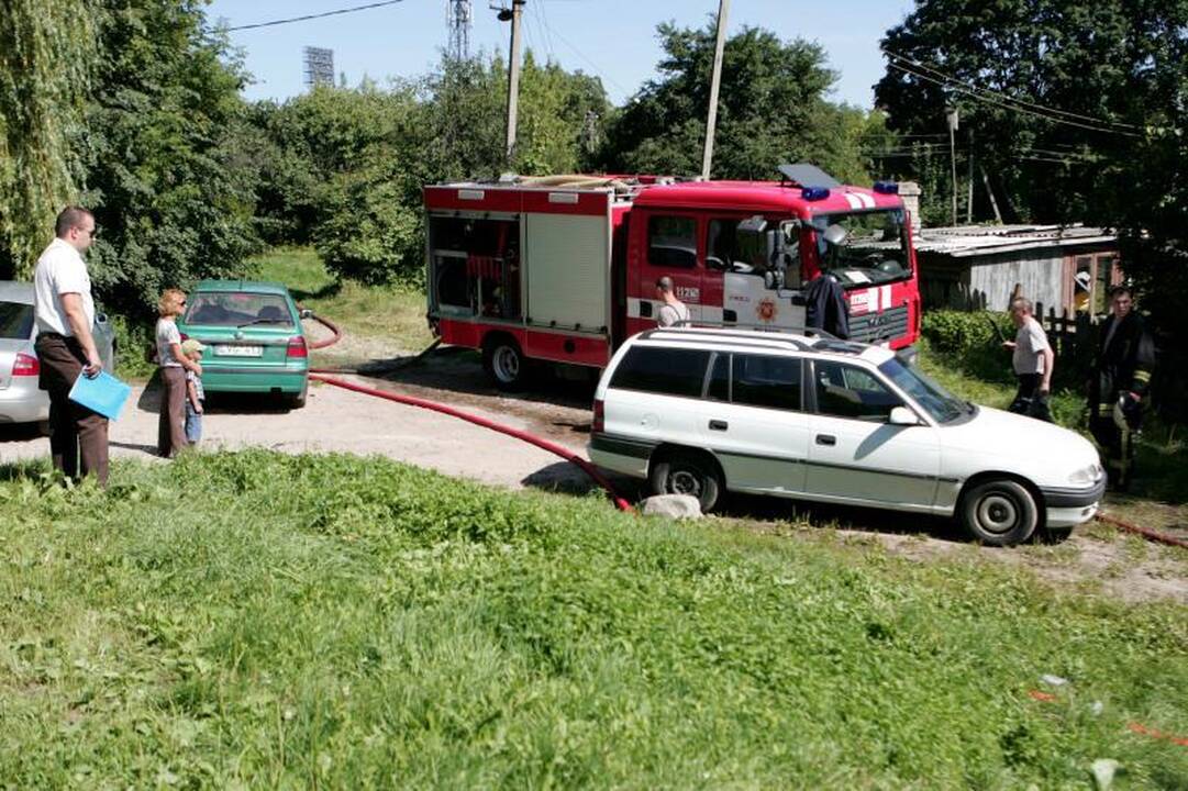 Netoliese Vilniaus centro degė gyvenamasis namas