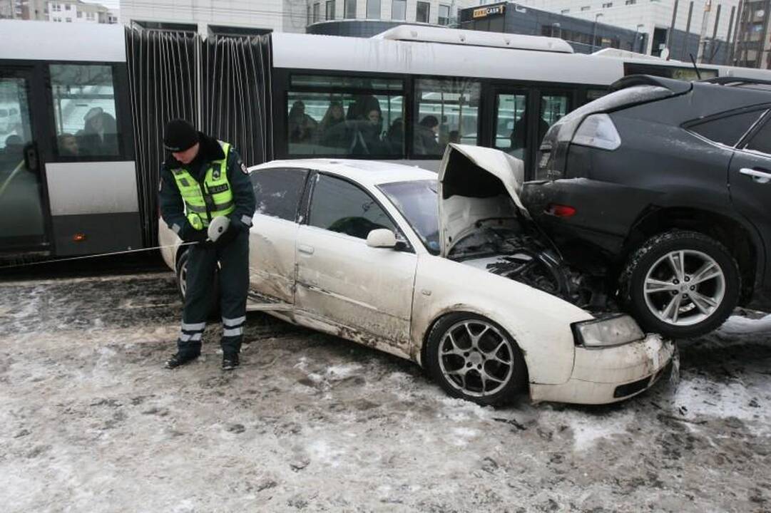 Vilniuje „Audi“ taranavo automobilius   