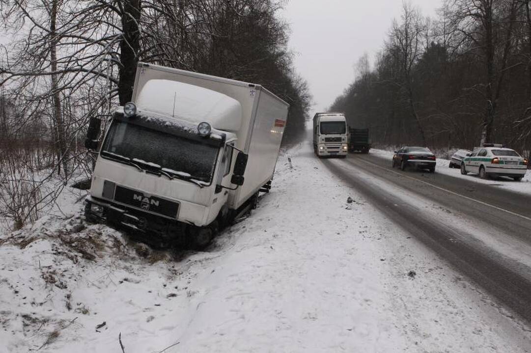 Sostinėje ugniagesiai išvadavo prispaustą merginą (papildyta)