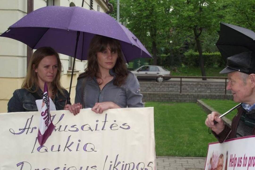 D.Kedžio šalininkai surengė piketą prie Kėdainių teismo