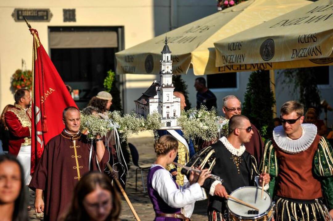 Rotušės 470-asis jubiliejus: patrankos šūviai ir puošnios damos
