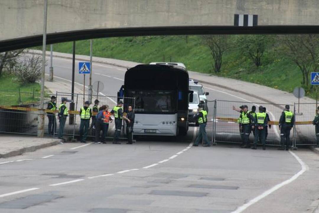 Po eitynių - riaušės. P.Gražulis ir K.Uoka išvesdinti jėga