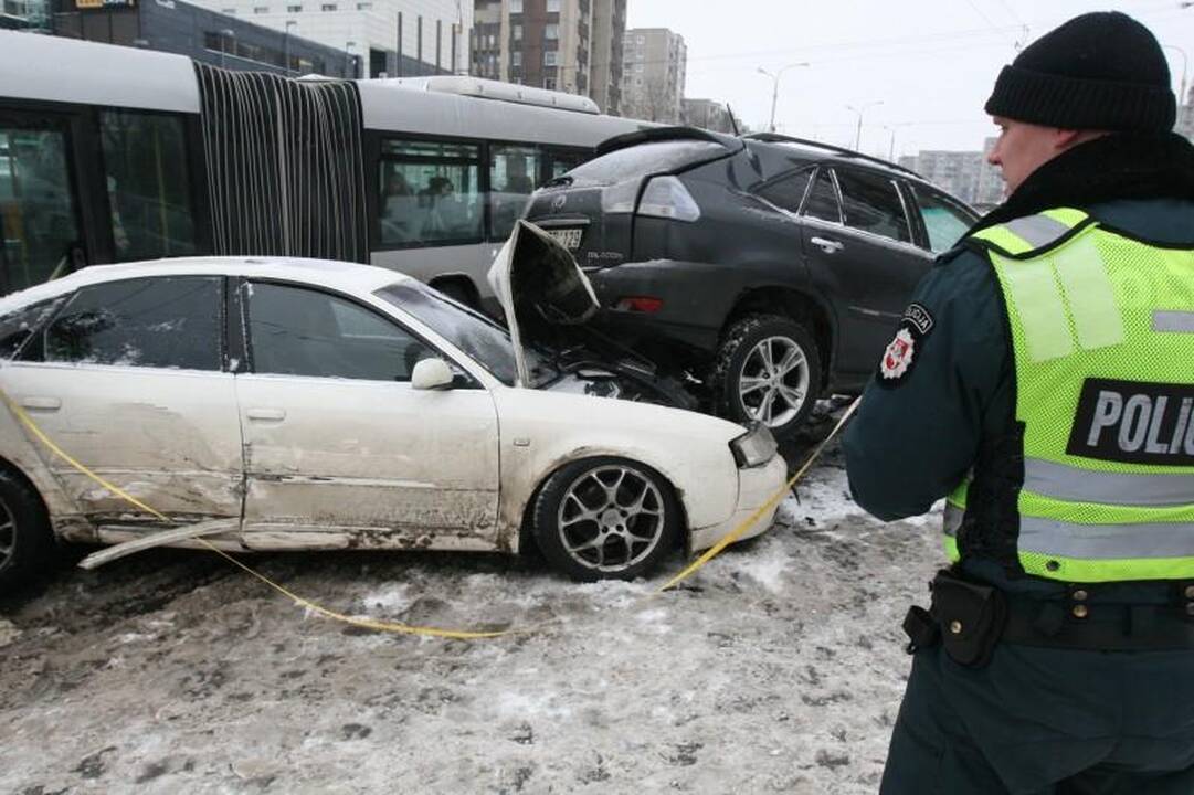 Vilniuje „Audi“ taranavo automobilius   