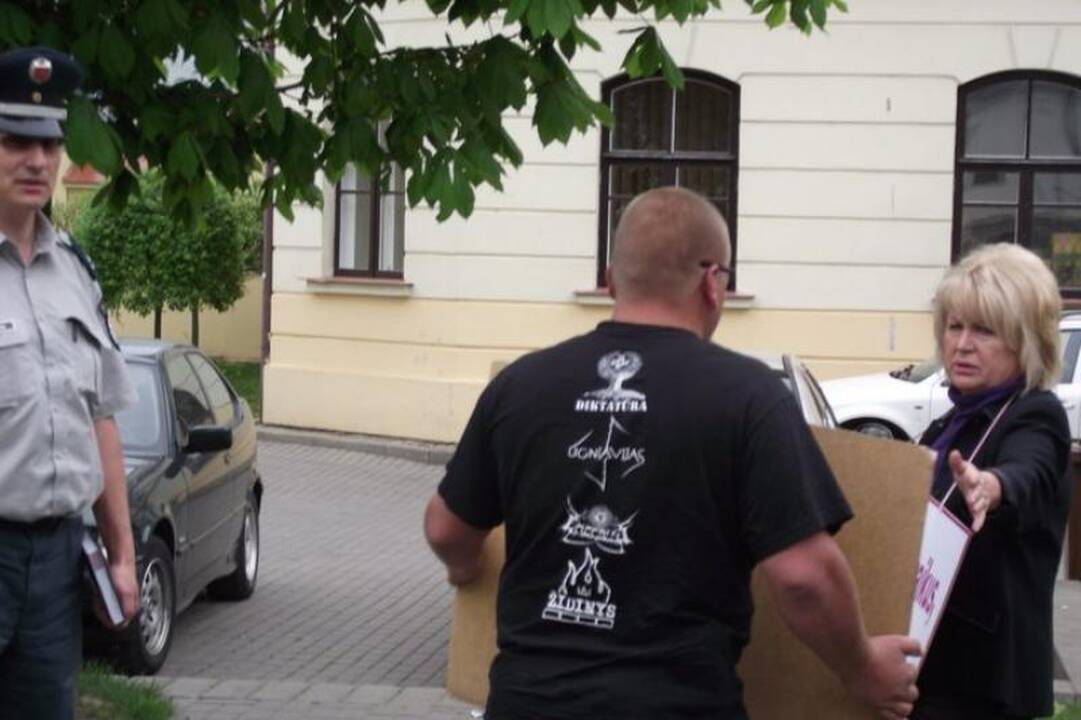 D.Kedžio šalininkai surengė piketą prie Kėdainių teismo