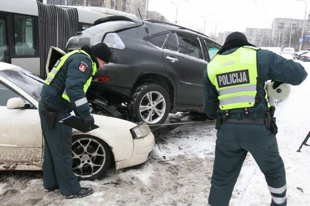 Vilniuje „Audi“ taranavo automobilius   