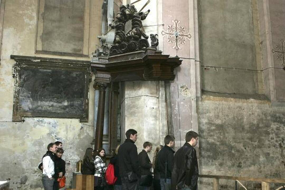 Šv.Jurgio Kankinio bažnyčia pasipuošė įspūdingu kryžiumi
