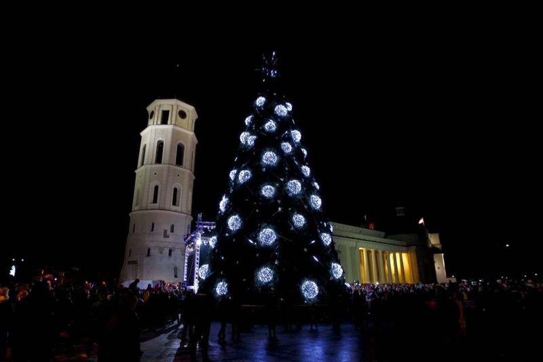 Sostinėje įžiebta aukščiausia Kalėdų eglė Baltijos šalyse