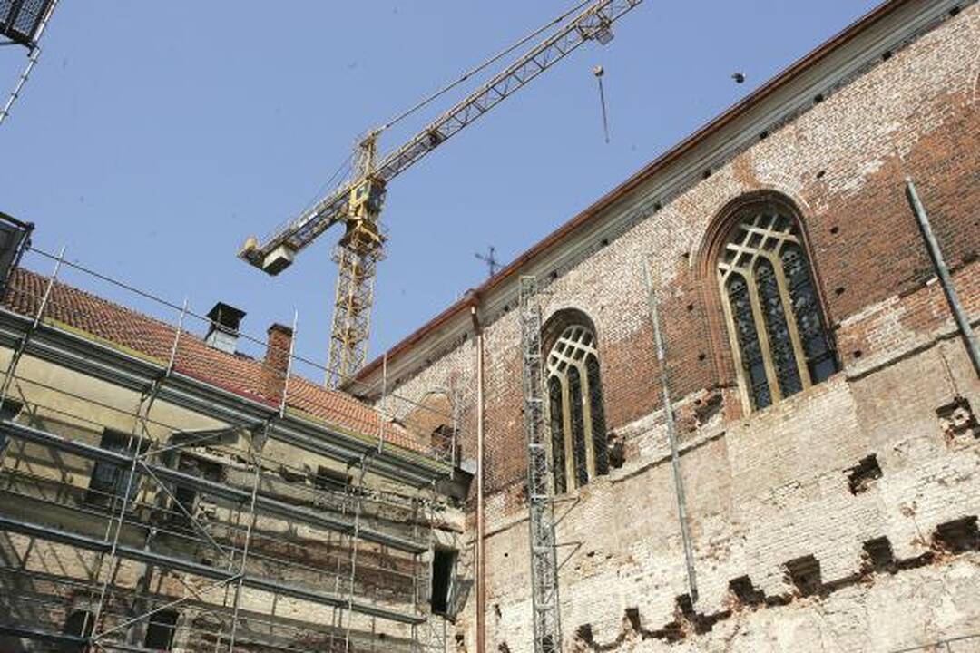 Šv.Jurgio Kankinio bažnyčia pasipuošė įspūdingu kryžiumi