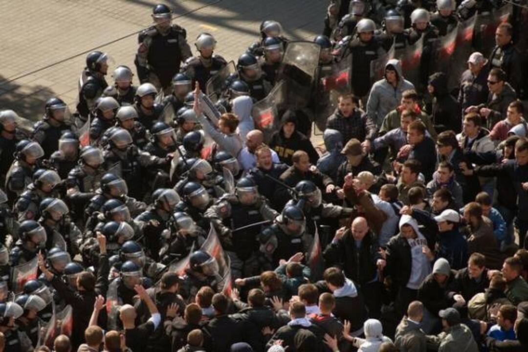 Serbijoje prieš gėjų paradą protestavę riaušininkai puolė policiją ir valdančiosios partijos būstinę