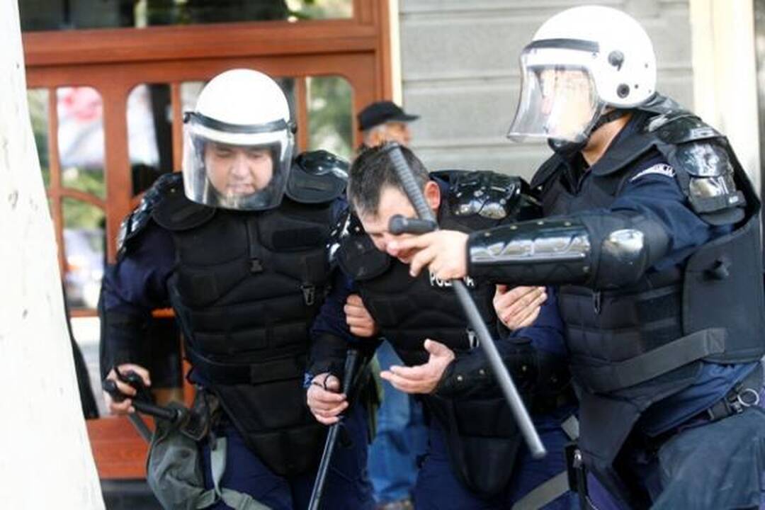 Serbijoje prieš gėjų paradą protestavę riaušininkai puolė policiją ir valdančiosios partijos būstinę