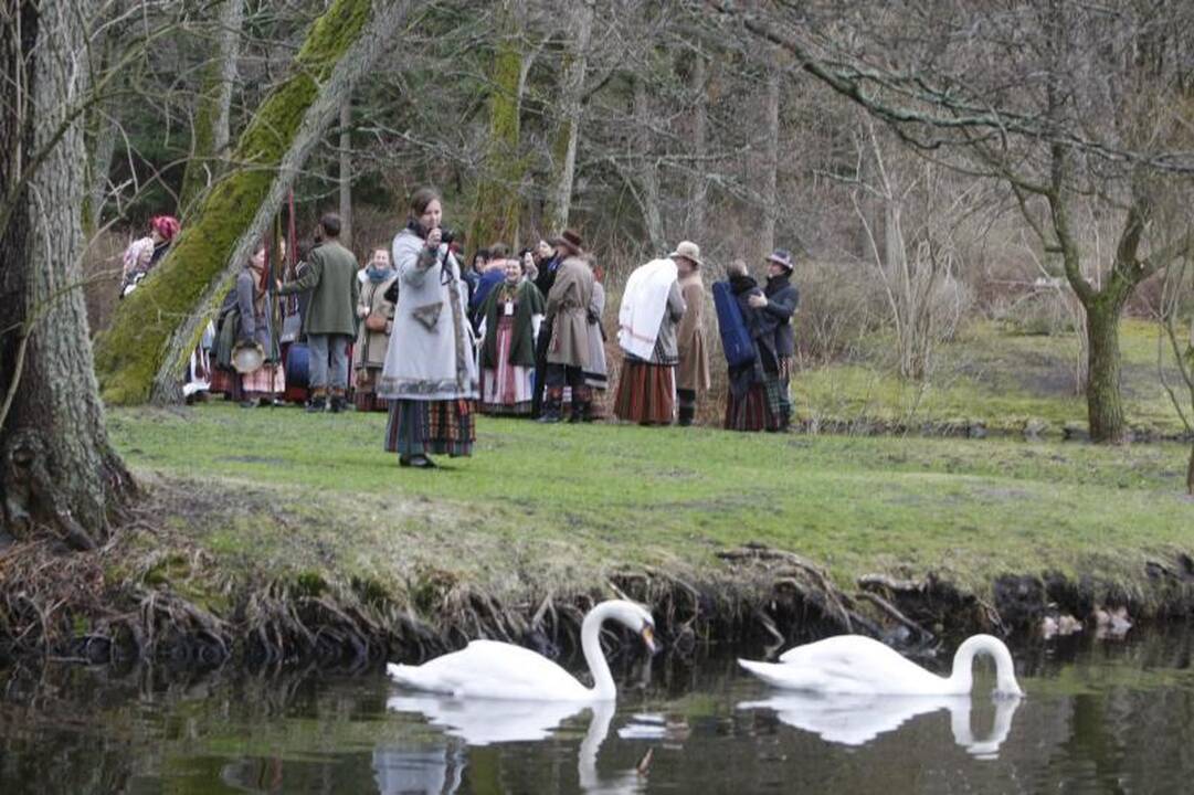 Palangoje į Jurginių linksmybes įsuko folkloro ansambliai