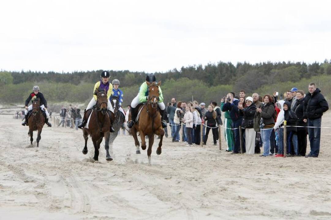 Palangoje žirgų lenktynėms vangus žiūrovų dėmesys