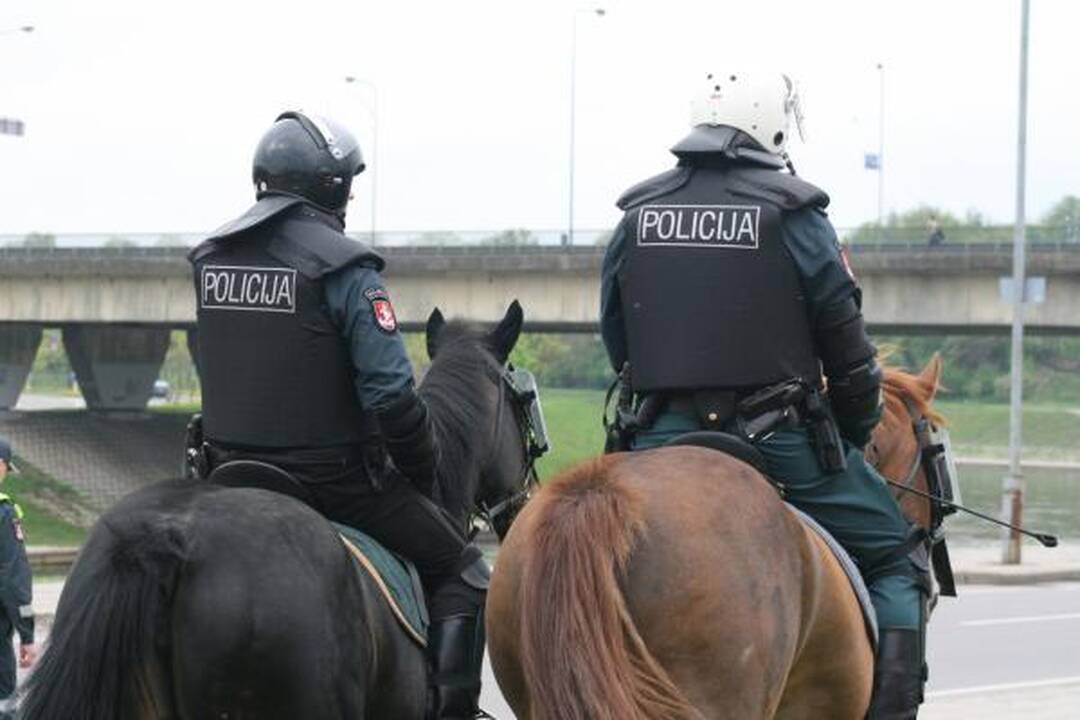 Po eitynių - riaušės. P.Gražulis ir K.Uoka išvesdinti jėga