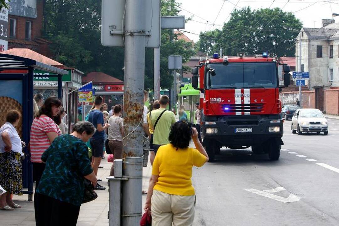 Jonavos gatvėje –  gaisras ir trijų automobilių avarija   