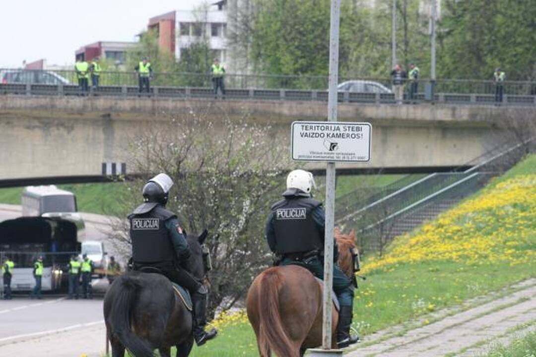 Po eitynių - riaušės. P.Gražulis ir K.Uoka išvesdinti jėga