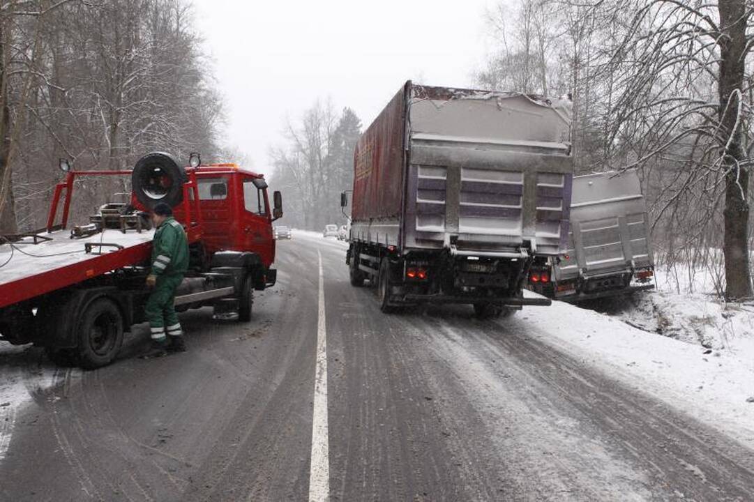 Sostinėje ugniagesiai išvadavo prispaustą merginą (papildyta)