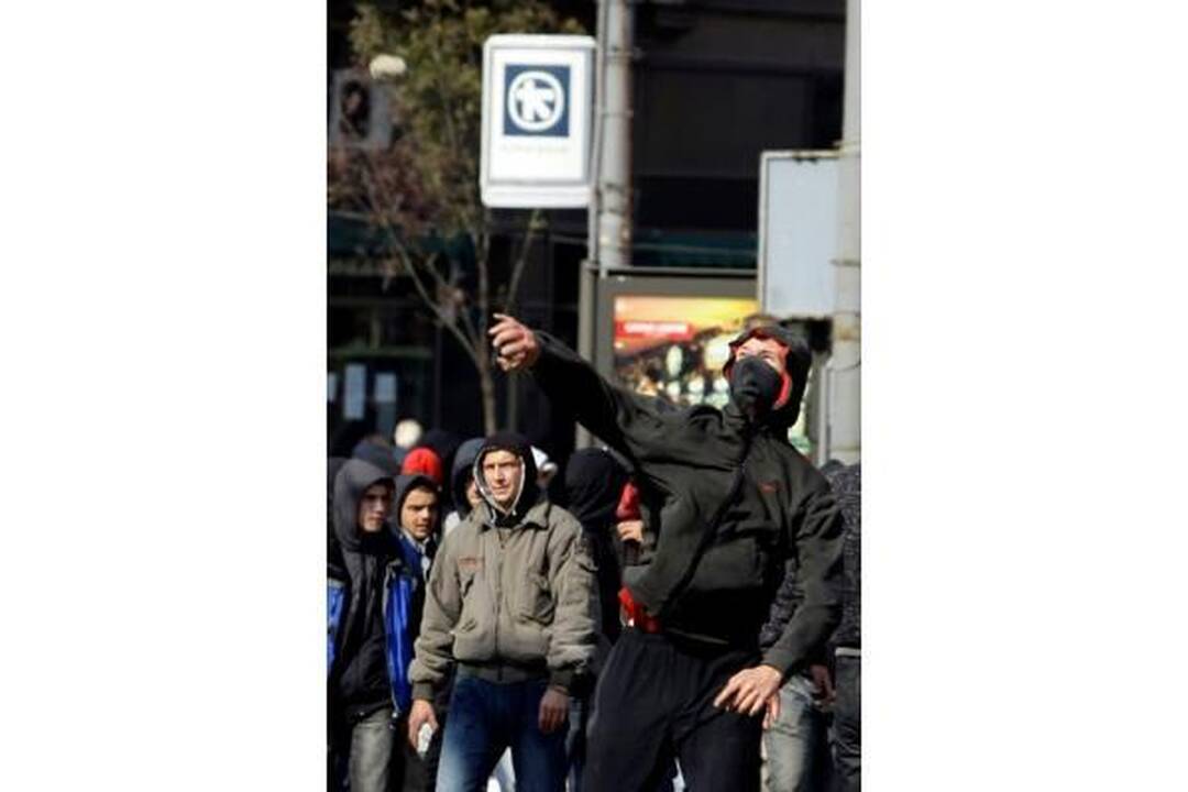Serbijoje prieš gėjų paradą protestavę riaušininkai puolė policiją ir valdančiosios partijos būstinę