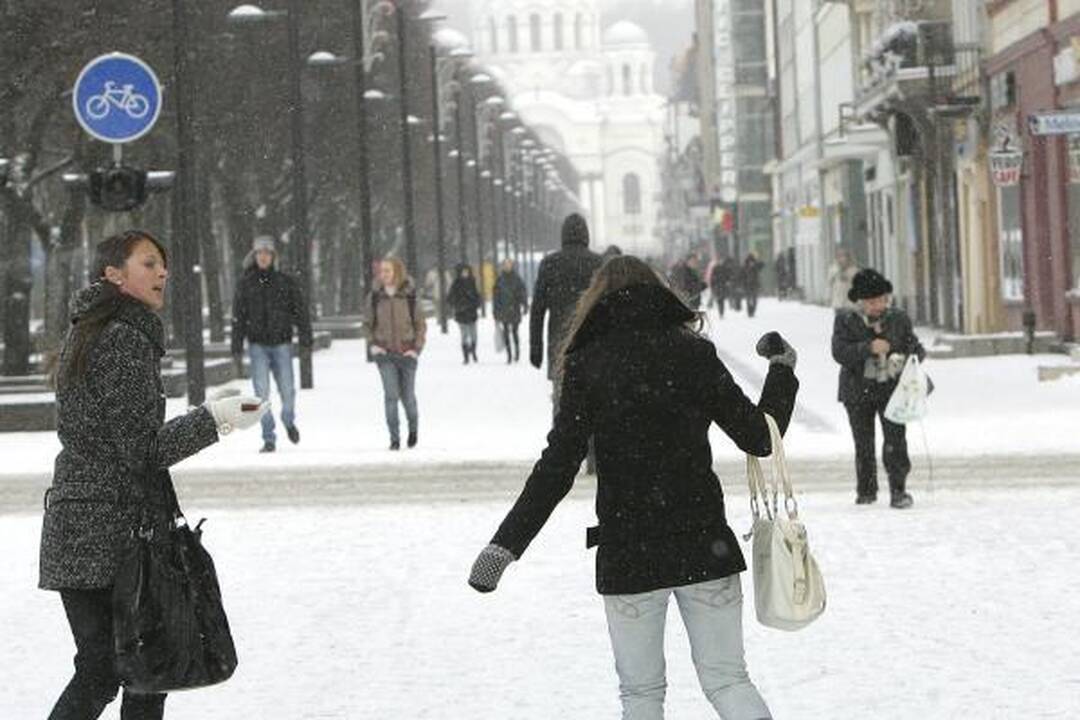 Sniegas apsunkino eismo sąlygas, bet gatvės dar nevalomos   