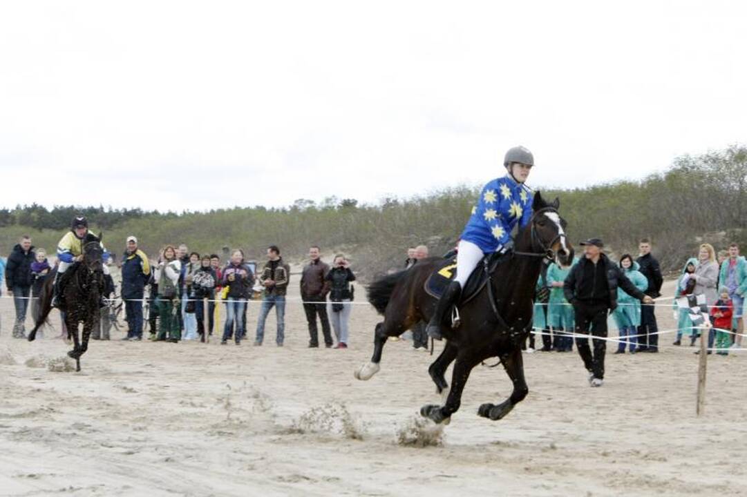 Palangoje žirgų lenktynėms vangus žiūrovų dėmesys