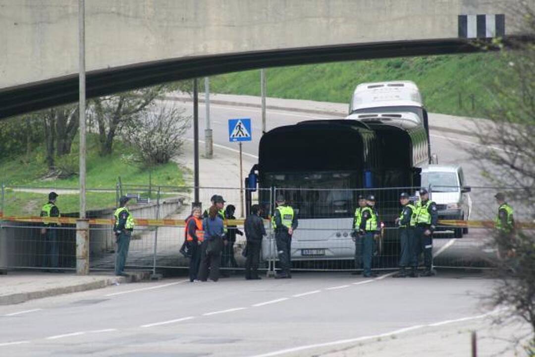 Po eitynių - riaušės. P.Gražulis ir K.Uoka išvesdinti jėga