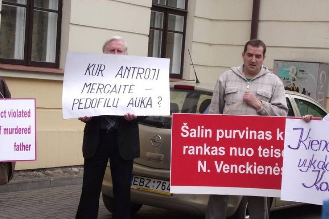 D.Kedžio šalininkai surengė piketą prie Kėdainių teismo