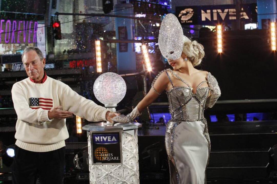 Lady Gaga metus pradėjo bučiniu su Niujorko meru