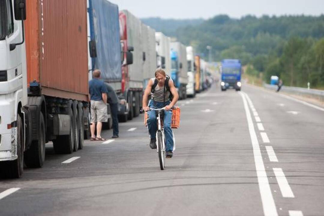 Įtampa pasienyje: vežama palapinių, stalų, miegmaišių 