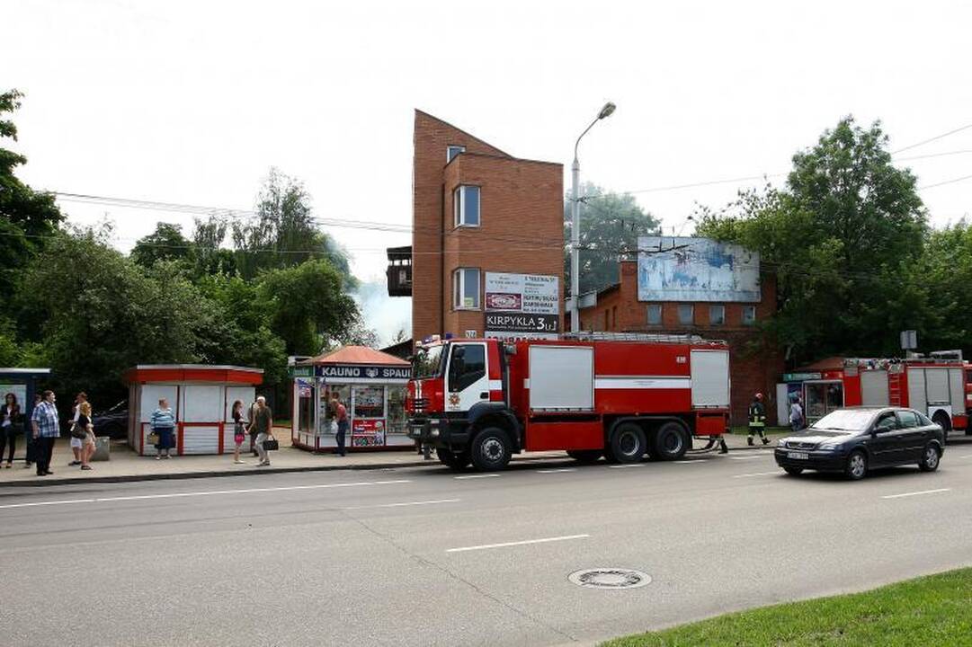 Jonavos gatvėje –  gaisras ir trijų automobilių avarija   