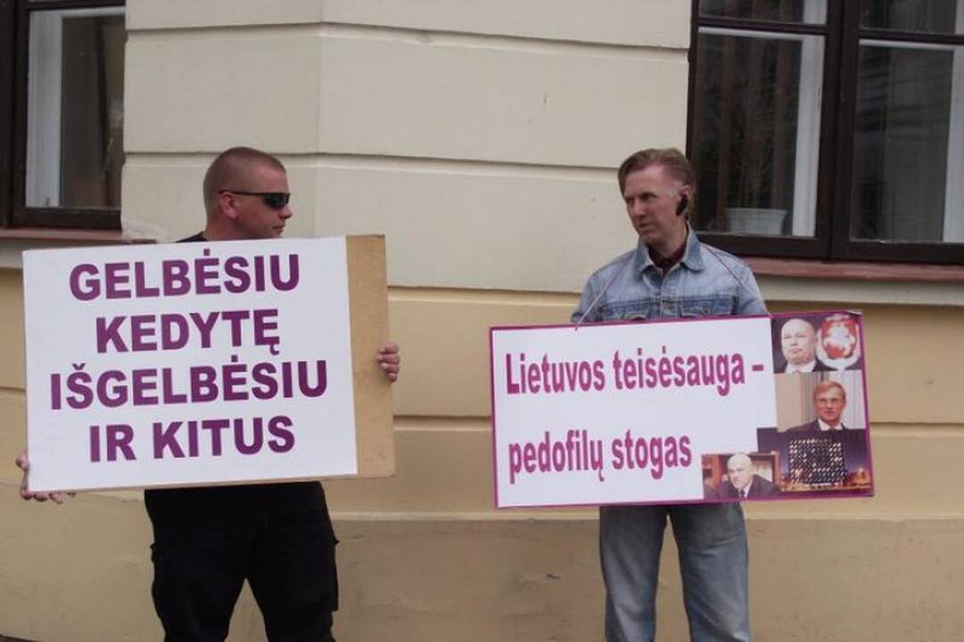 D.Kedžio šalininkai surengė piketą prie Kėdainių teismo