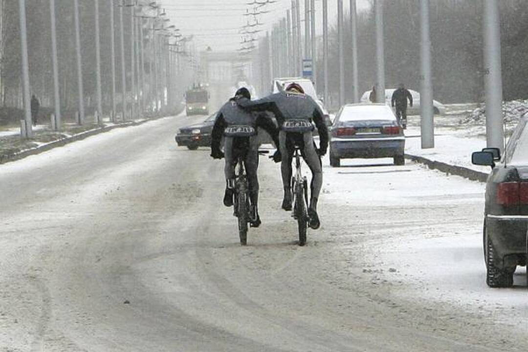 Sniegas apsunkino eismo sąlygas, bet gatvės dar nevalomos   