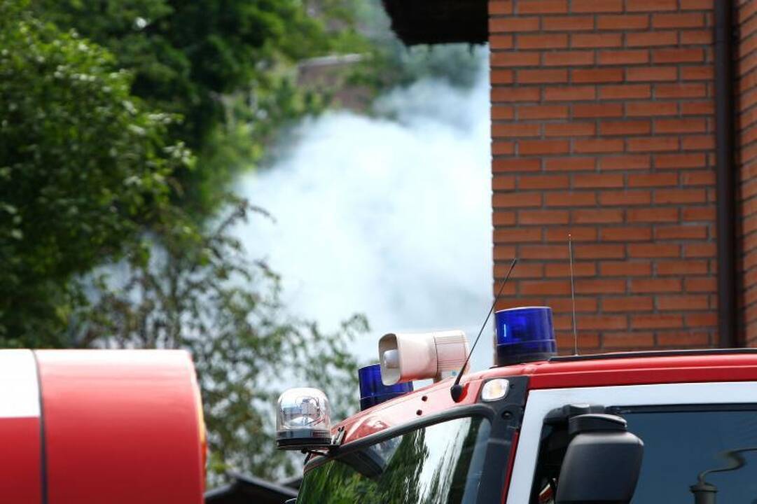 Jonavos gatvėje –  gaisras ir trijų automobilių avarija   