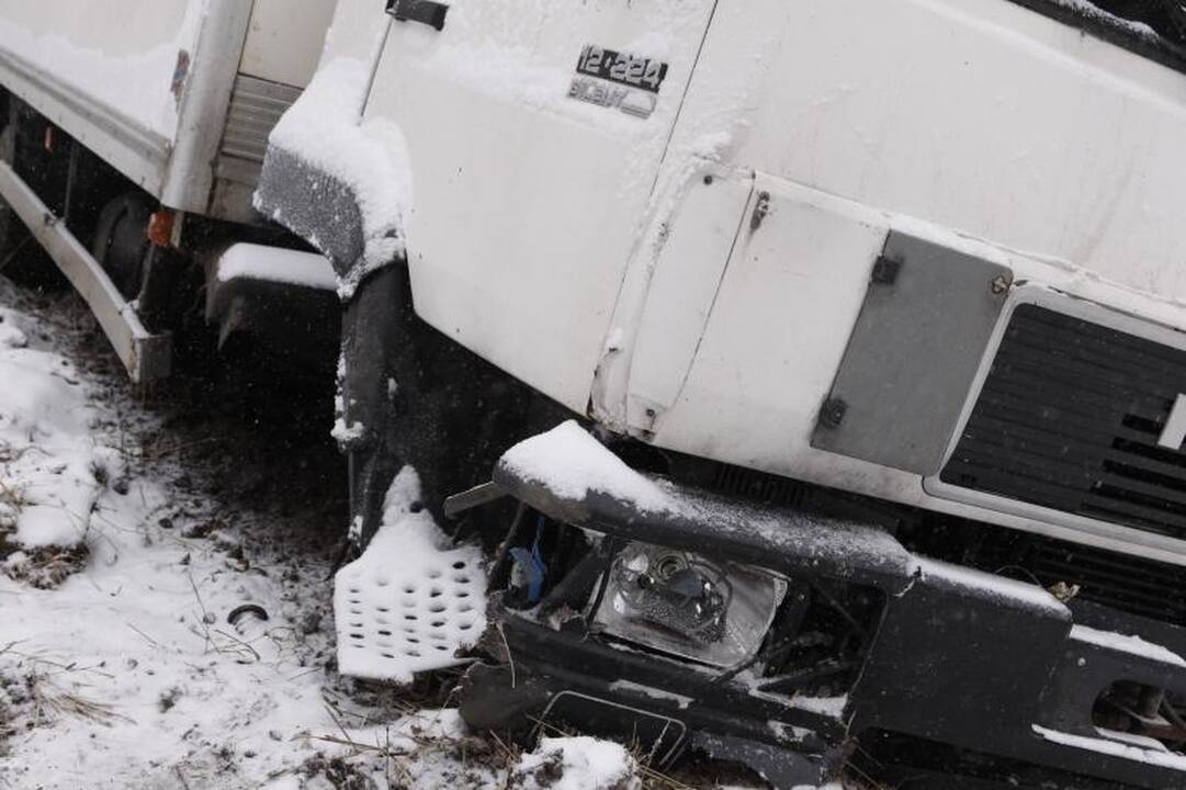 Sostinėje ugniagesiai išvadavo prispaustą merginą (papildyta)