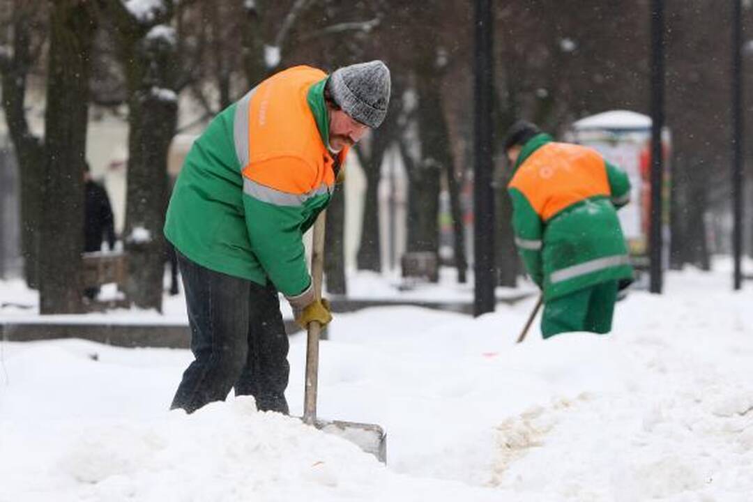 Kaune snigo visą dieną. Kelininkai dirba neatsikvėpdami (papildyta)  