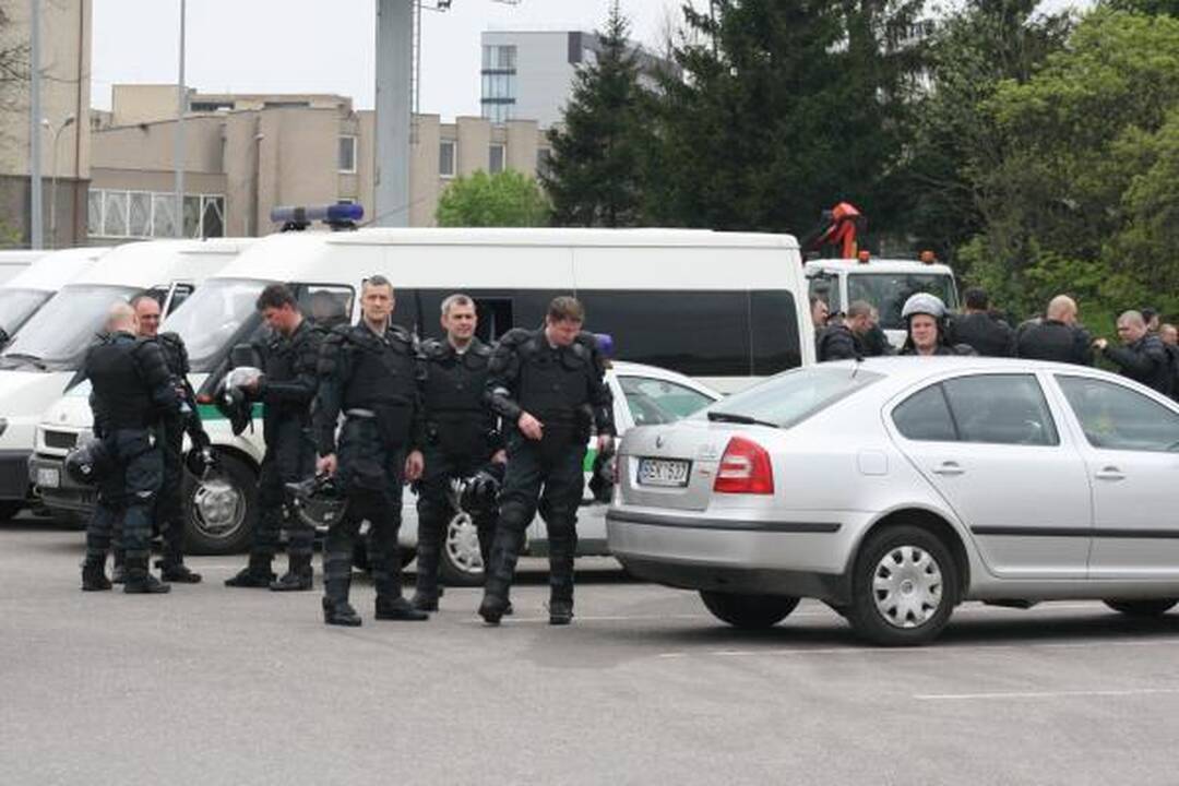 Po eitynių - riaušės. P.Gražulis ir K.Uoka išvesdinti jėga