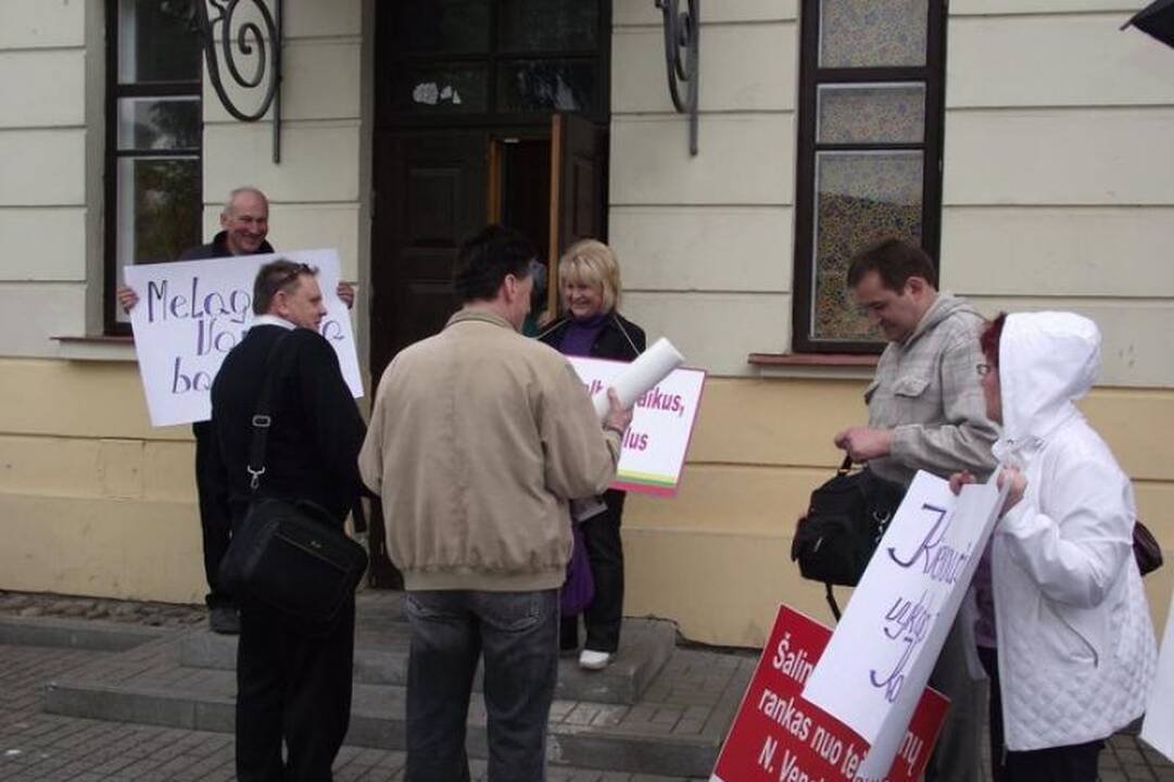 D.Kedžio šalininkai surengė piketą prie Kėdainių teismo