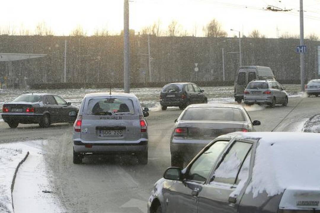 Sniegas apsunkino eismo sąlygas, bet gatvės dar nevalomos   
