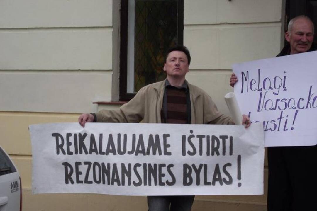 D.Kedžio šalininkai surengė piketą prie Kėdainių teismo