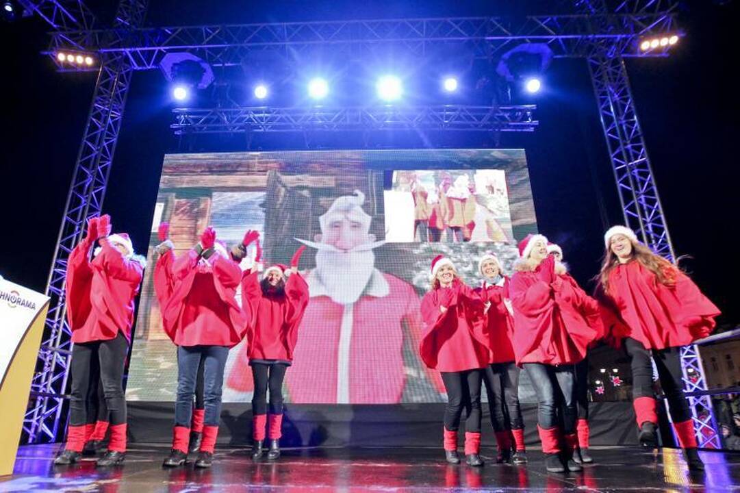 Sostinėje įžiebta aukščiausia Kalėdų eglė Baltijos šalyse
