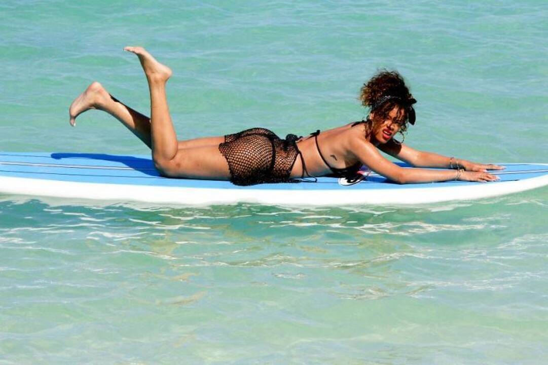 Rihanna intymiomis nuotraukomis erzina gerbėjus