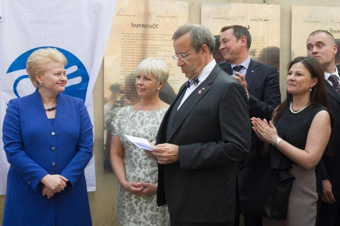 Užupyje iškilmingai atidengta Konstitucija estų kalba