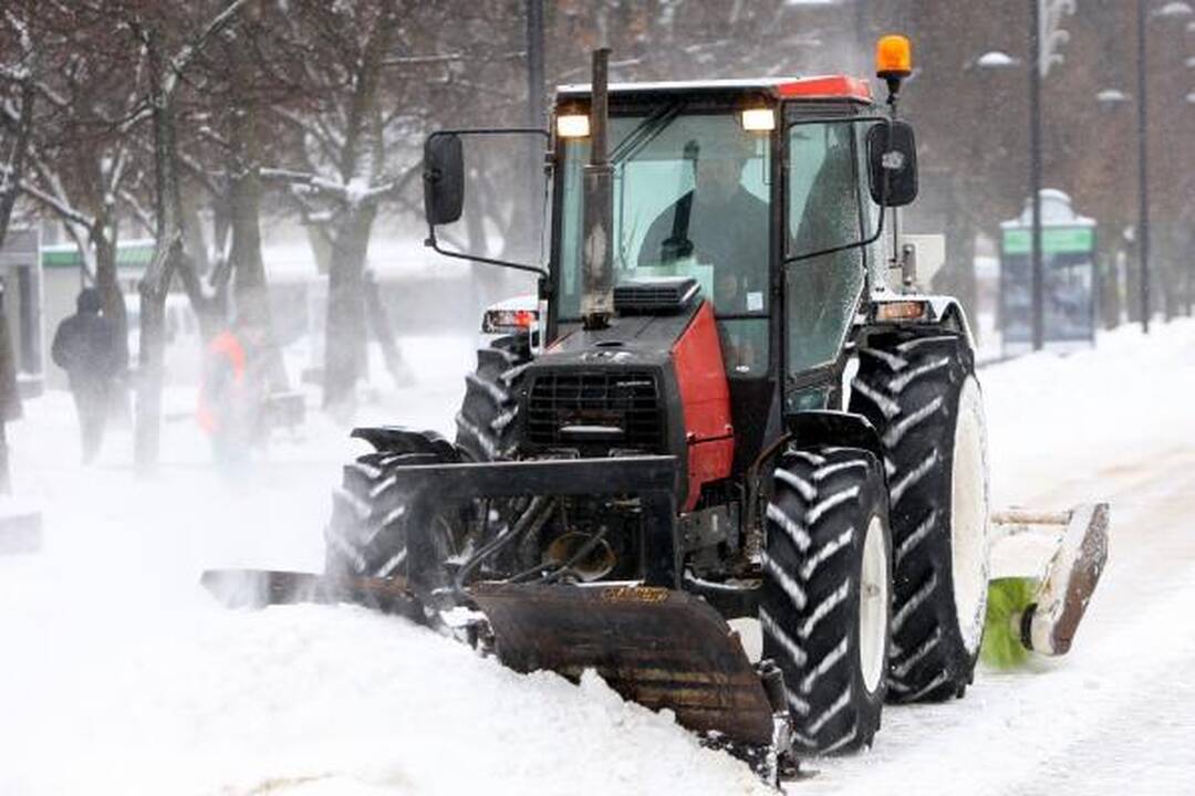 Kaune snigo visą dieną. Kelininkai dirba neatsikvėpdami (papildyta)  