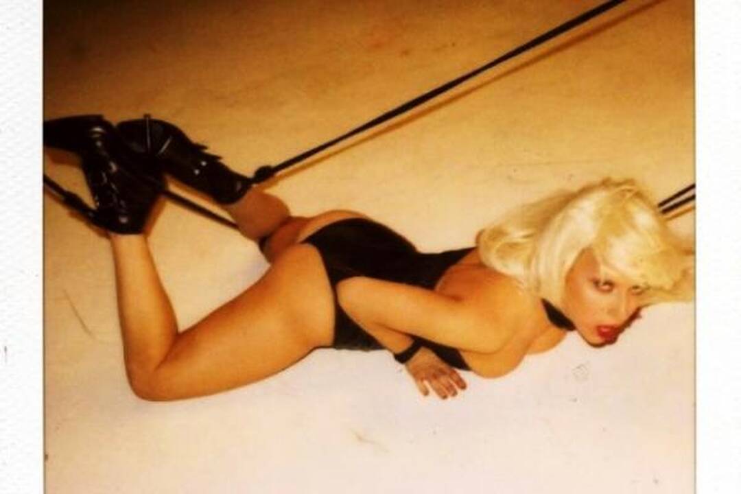 Šokiruojanti Lady Gaga: vergė nuoga krūtine